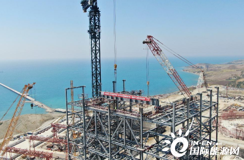 06ef99c890ccef8da66ef63bfd8d7a32 中国能建设计建设土耳其胡努特鲁电站1号锅炉大板梁开始吊装
